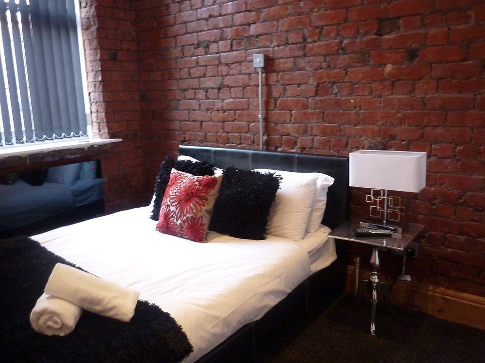 Ashton House Hostel Manchester Exterior photo